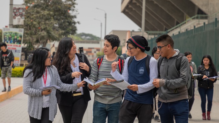Entregan más de 500 becas a jóvenes de hogares vulnerables para educación superior de calidad